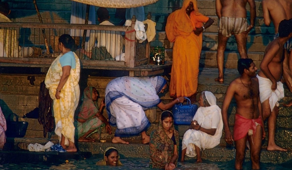 사진 작가는 1975 년 인도 베나 레스에서 찍은이 이미지에서와 같이 일상 생활의 리듬을 자세히 설명했습니다.
