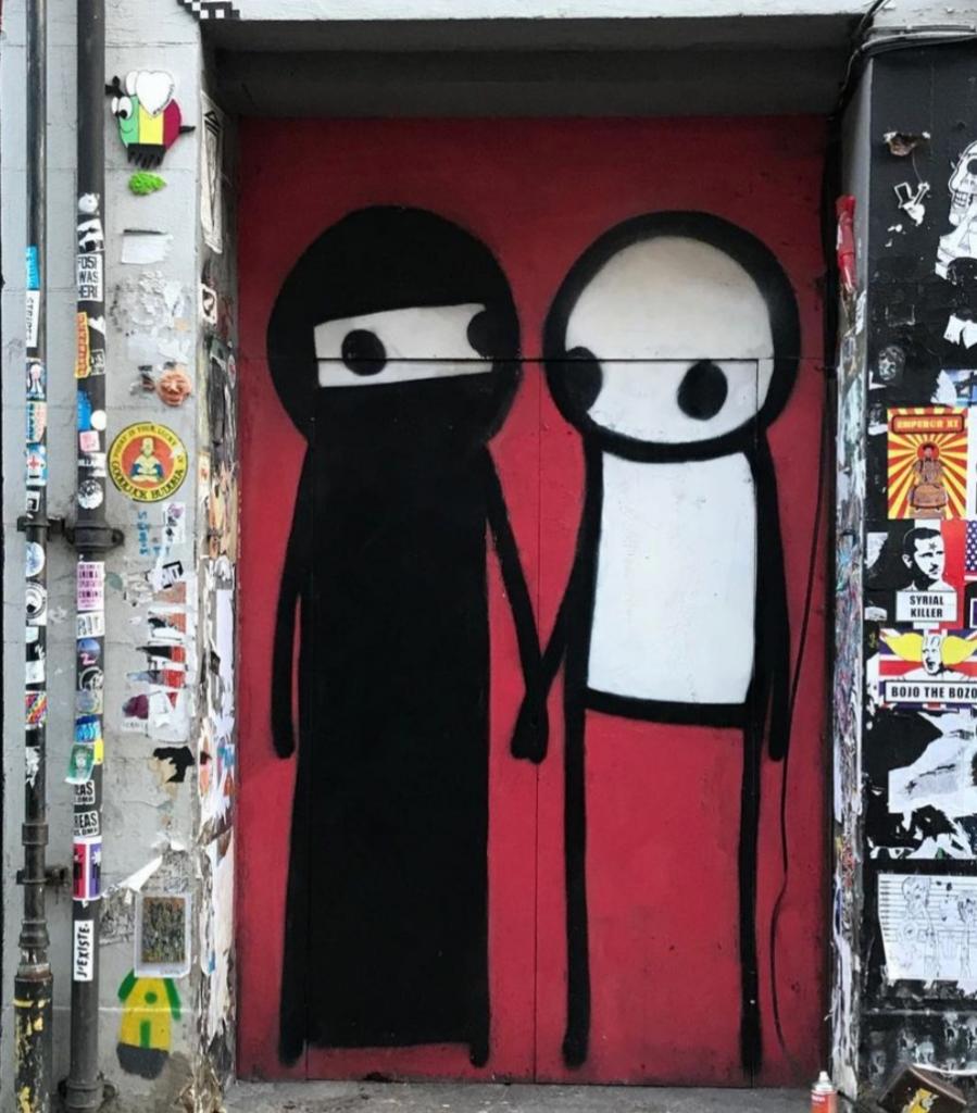 スティック シンプルなラインとパワフルなメッセージのストリートアート