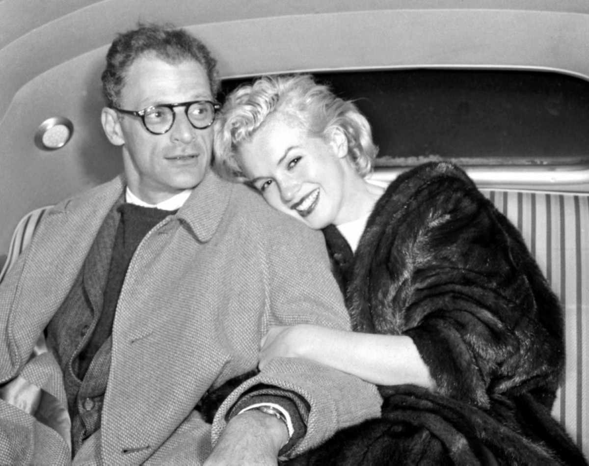 Marilyn Monroe abrazando efusivamente a Arthur Miller. Fuente: TV & Show