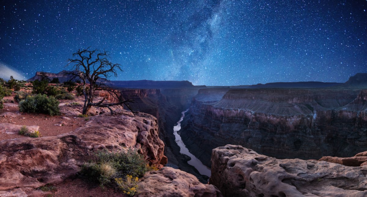 Τη νύχτα, πάνω από το Εθνικό Πάρκο Γκραντ Κάνυον, ο γαλαξίας αντανακλάται στον ποταμό. Πηγή: Travel Awaits