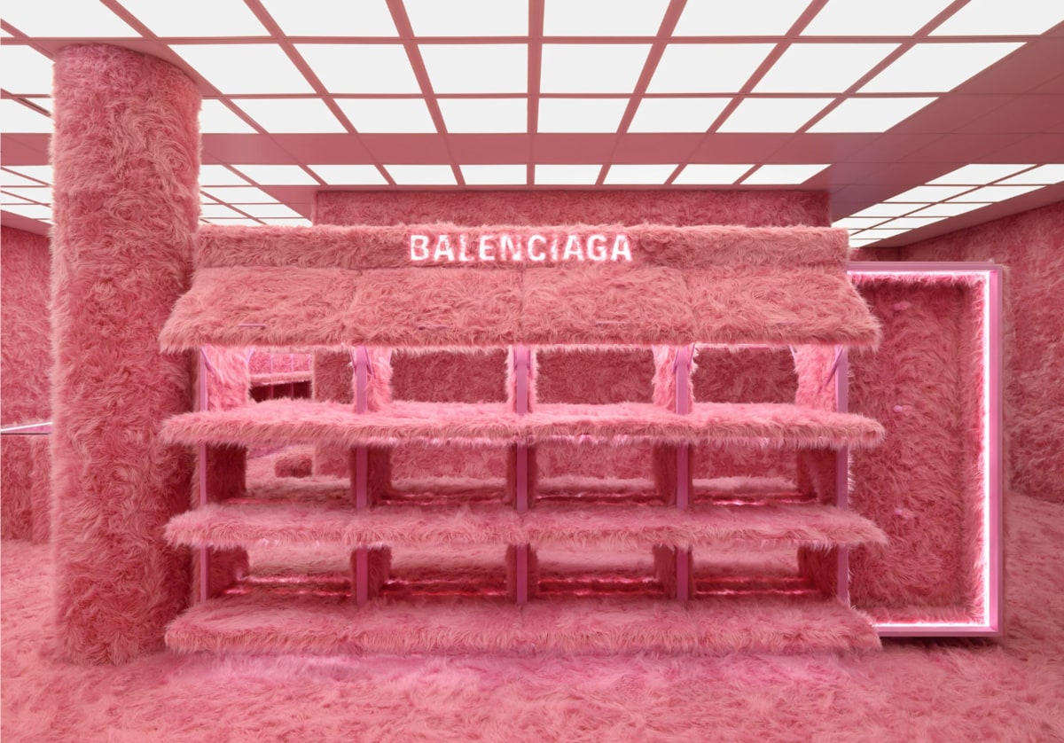 Vilkaise Balenciaga-myymälää Mount Streetillä Lontoossa. Lähde: Dezeen