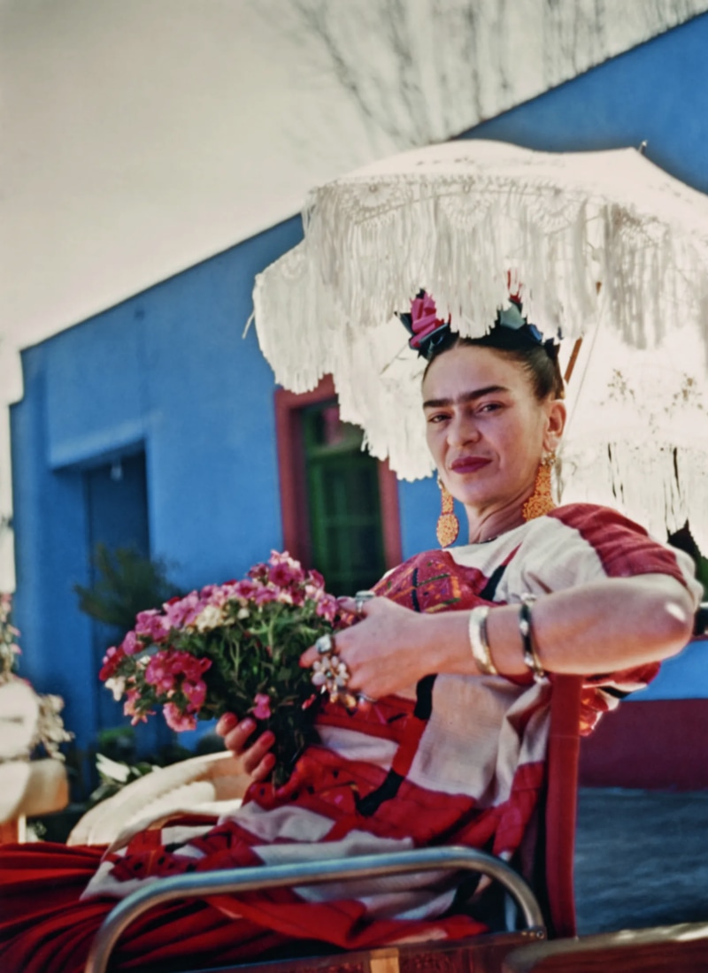 Retrato de Frida Kahlo en el patio de La Casa Azul. Fuente: Vogue México