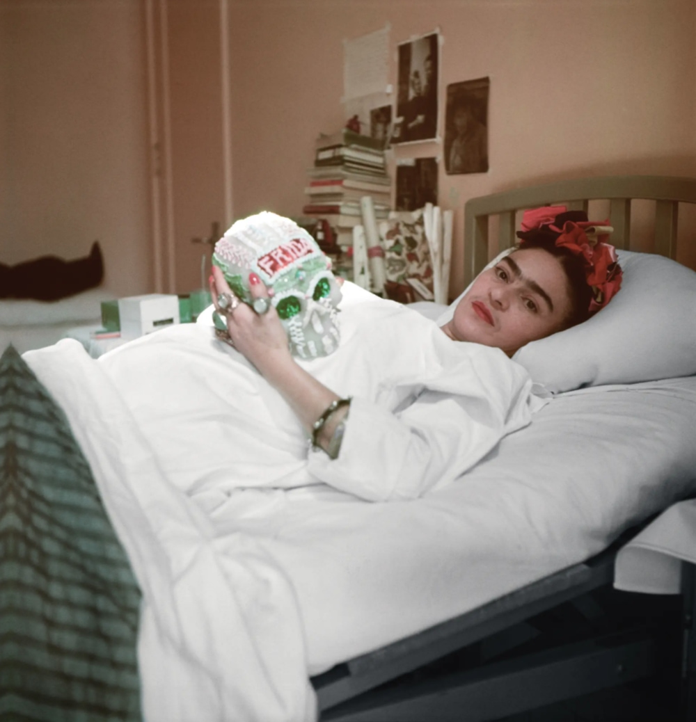 Frida Kahlo en su habitaci&oacute;n del Hospital Ingl&eacute;s, en 1950. Fuente: The Art Newspaper