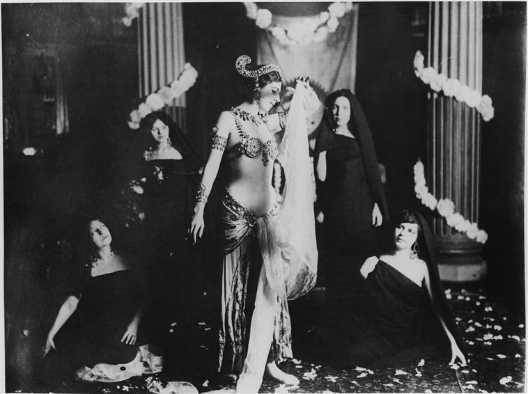 Ο χαρακτήρας του Mata Hari έγινε δημοφιλής στην Ευρώπη. Ο χαρακτήρας του Mata Hari έγινε δημοφιλής στην Ευρώπη.
