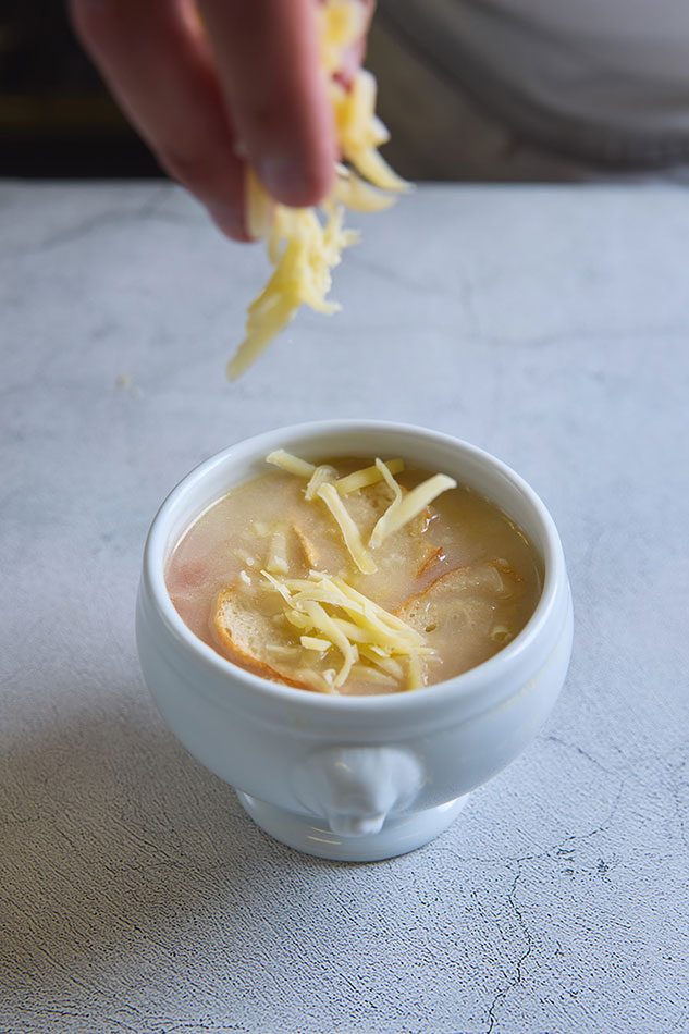 Plato con sopa de cebolla. Foto: LCB México