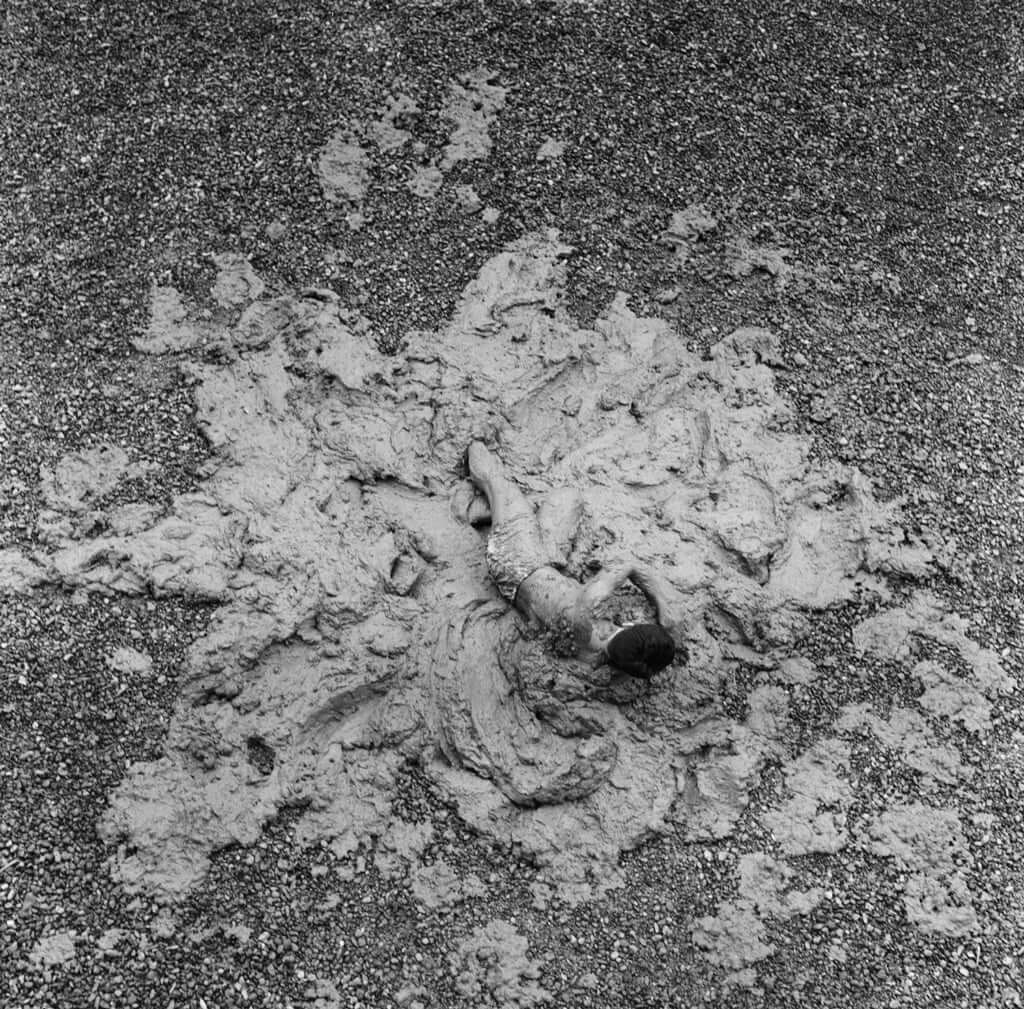 Shiraga's Challenge to the Mud (1955). Foto: smarthistoty.org