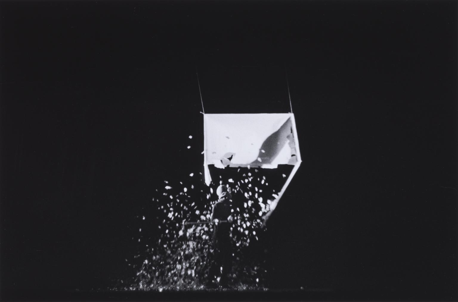 Shimamoto Shozo, Material Destruction, Gutai Exhibition on the Stage 1957. Foto: Kiyoji Otsuji 