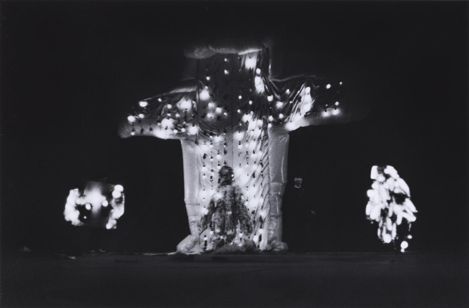 Tanaka Atsuko, Stage Clothes, Gutai Exhibition on the Stage 1957. Foto: Kiyoji Otsuji