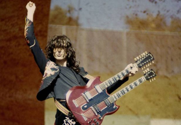 Jimmy Page de Led Zeppelin. Source : Le Pays