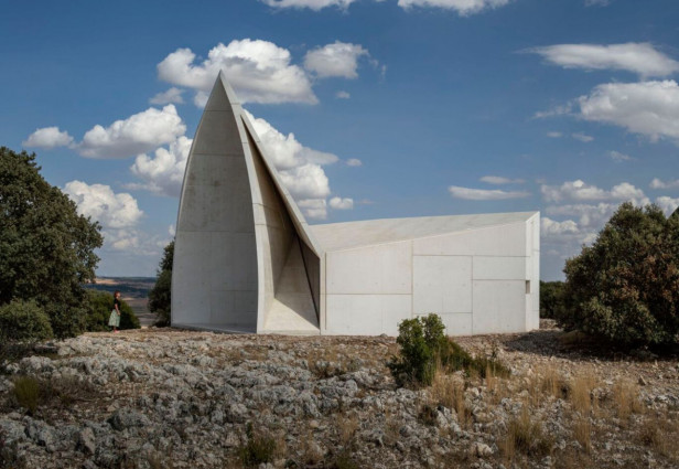 La chapelle Sierra La Villa a été construite sur une colline à Cuenca, en Espagne. Source : ArchDaily