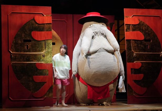 치히로의 행방불명의 연극을 보십시오. 출처: 다각형