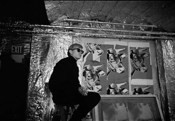 Andy Warhol à The Factory, New York, 1966. Source : Vogue