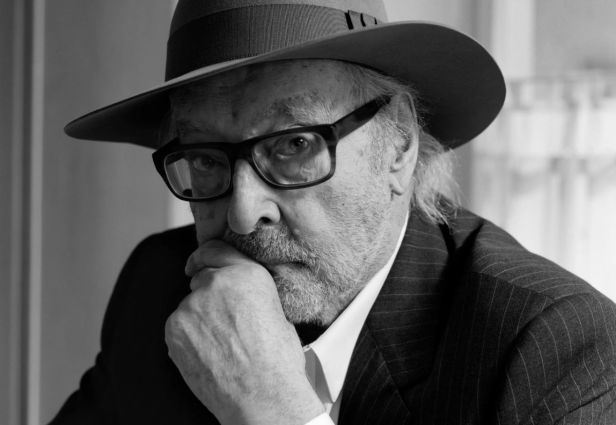 Photographie du cinéaste Jean-Luc Godard prise par le photographe Hedi Slimane. Source : Vogue