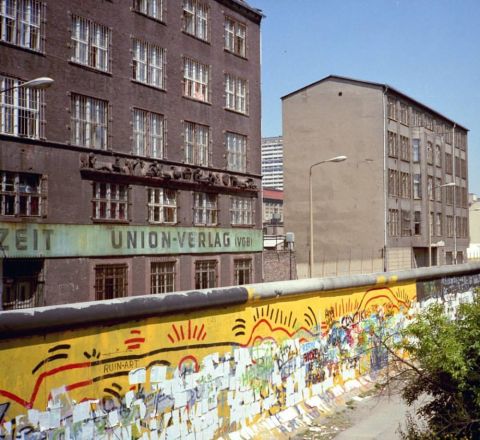 La efímera intervención de Keith Haring en el Muro de Berlín ...