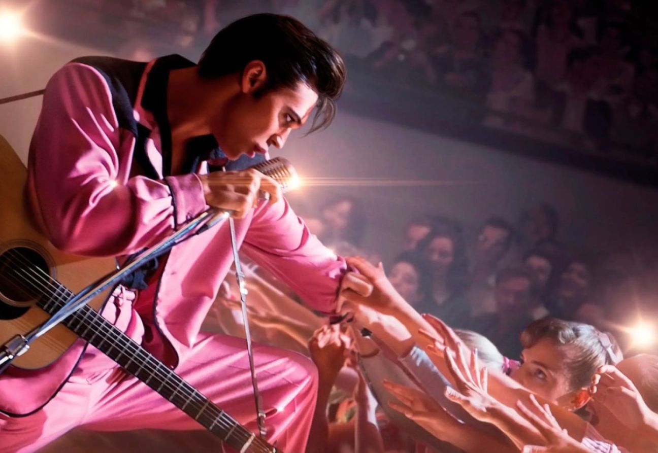 HBO Max에서 볼 수 있는 Elvis에 관한 영화는 Baz Luhrmann이 감독합니다. 출처: IMDB