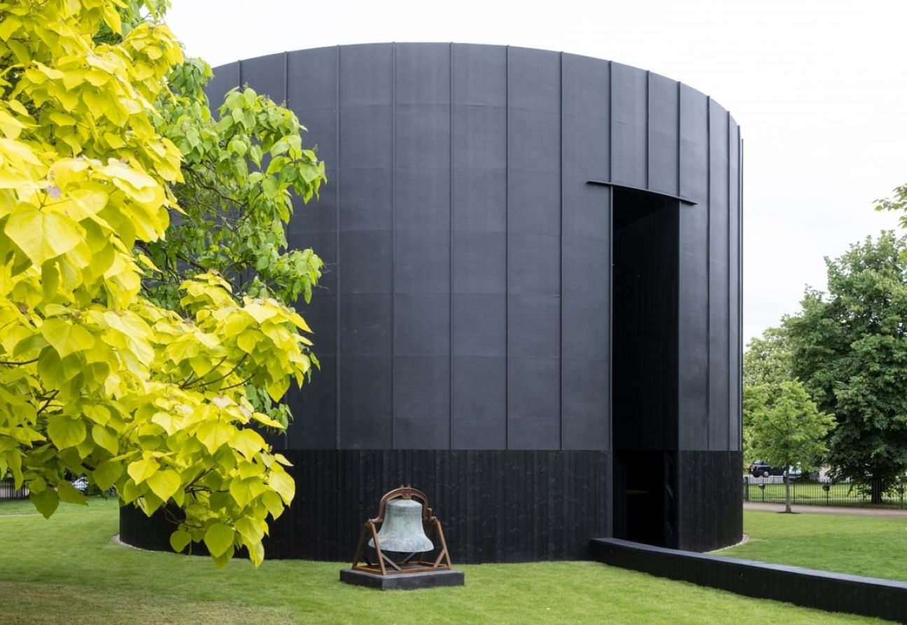 Jetez un œil à la chapelle noire du Serpentine Pavilion 2022, créée par Theaster Gates. Source : Galeries serpentines