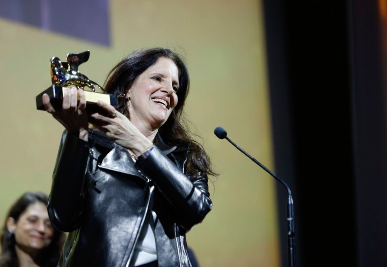 La cinéaste Laura Poitras reçoit le Lion d'or Source : La Biennale di Venezia Twitter