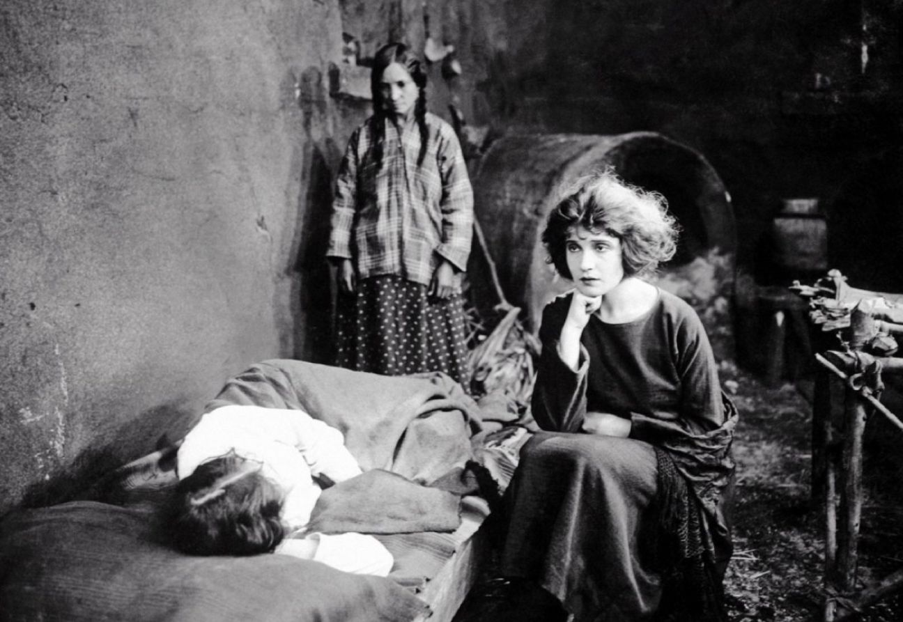 Tina Modotti nel film Il mantello della tigre, 1920. Johan Hagemeyer. Fonte: Il Paese