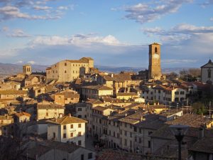 El pueblo de Anghiari en la Toscana